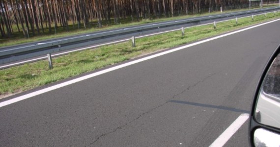 Od środy na płatnym odcinku autostrady A2 Nowy Tomyśl – Konin obowiązują wyższe opłaty dla samochodów ciężarowych. Stawki dla aut osobowych i motocykli oraz tak zwanych pojazdów nienormatywnych pozostały bez zmian. Zmiana stawek za przejazd 150-kilometrowym odcinkiem trasy obowiązuje od godz. 6.00 rano.