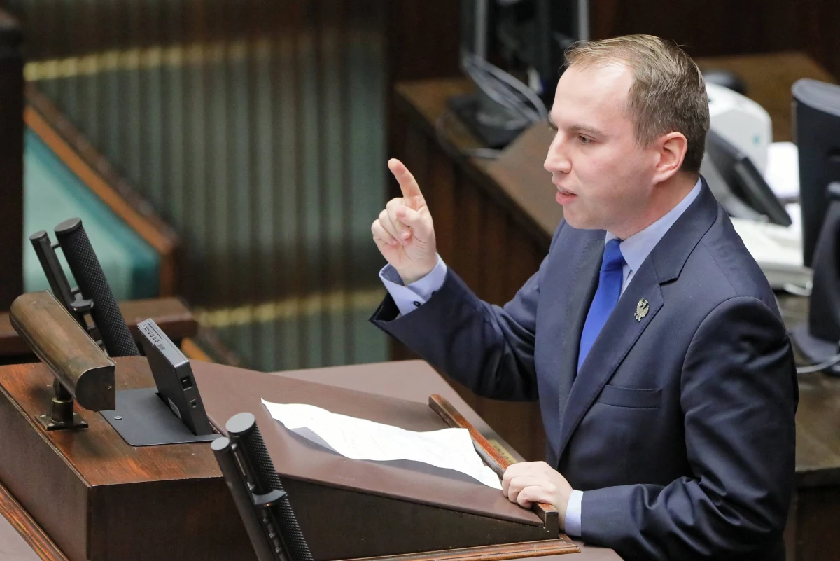 Nowy minister Adam Andruszkiewicz otrzyma rządową limuzynę, ale na nowej pracy finansowo nie zyska. Nowy wiceminister cyfryzacji zajmie się współpracą z parlamentem.