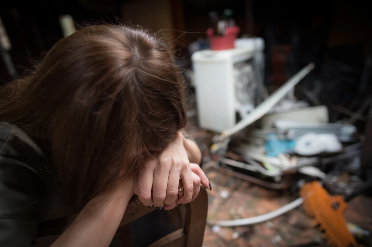 Zamiast "przemocy w rodzinie" określenie "przemoc domowa". Do tego koniec z automatycznym zakładaniem "Niebieskiej Karty". I przemoc rozumiana jako "powtarzające się bicie", a nie jednorazowy akt agresji. Tak brzmiały nowe założenia ustawy, której wnioskodawcą była minister rodziny, pracy i polityki społecznej Elżbieta Rafalska - informował portal gazeta.pl. W środę przed południem, pojawiła się informacja, że premier zdecydował, że projekt ustawy wróci do wnioskodawców. 