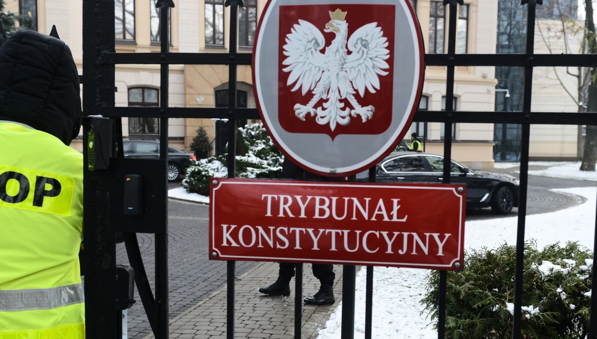 Zaplanowana na jutro rozprawa przed Trybunałem Konstytucyjnym ws. przepisów dotyczących Krajowej Rady Sądownictwa została odwołana. Powszechnie uznaje się, że decyzja ma charakter polityczny. To niewykluczone, ale to raczej nie Trybunał zadziałał w tej sprawie politycznie. Trybunał się tylko wygłupił.