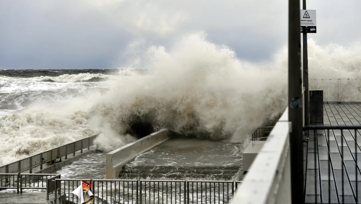 Stany alarmowe na Zatoce Gdańskiej przekroczone o pół metra, tzw. cofka na Motławie w Gdańsku, pogotowie przeciwpowodziowe w Elblągu, odwołane promy na trasie Gdynia – Karlskrona. Powodem jest silny wiatr. 