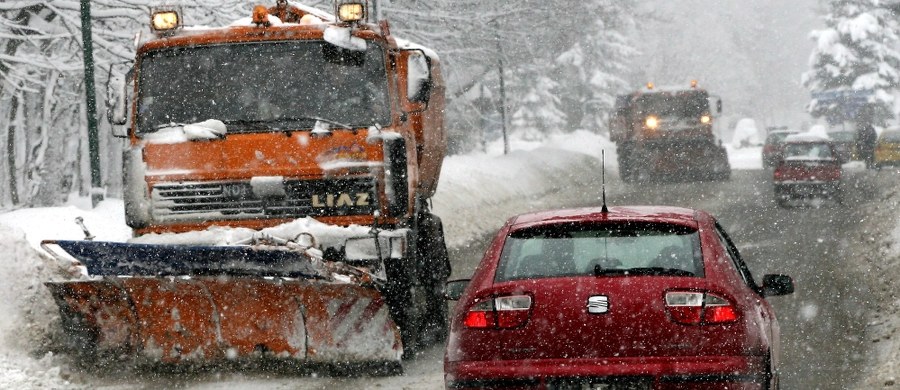 IMGW wydał ostrzeżenia przed oblodzeniem, silnym wiatrem, intensywnymi opadami śniegu oraz zawiejami i zamieciami śnieżnymi. Na Bałtyku, wzdłuż Wybrzeża, na Zalewie Szczecińskim i Wiślanym oraz na Żuławach Wiślanych przekroczono ostrzegawcze i alarmowe stany wód.