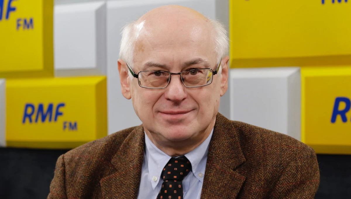 "Niczego nie można wykluczyć. Nie słyszałem żeby takie zmiany były planowane" - tak na pytanie o to, czy Jarosław Kaczyński ponownie zostanie premierem odpowiadał w Porannej rozmowie w RMF FM prof. Zdzisław Krasnodębski. W poniedziałek w RMF FM Adam Hofman przewidywał, że zmiana na stanowisku premiera czeka nas już niedługo. Eurodeputowany z Prawa i Sprawiedliwości dodał: "Jarosław Kaczyński jest przywódcą obozu Zjednoczonej Prawicy, jest też jednym z najbardziej doświadczonych polityków europejskich". 