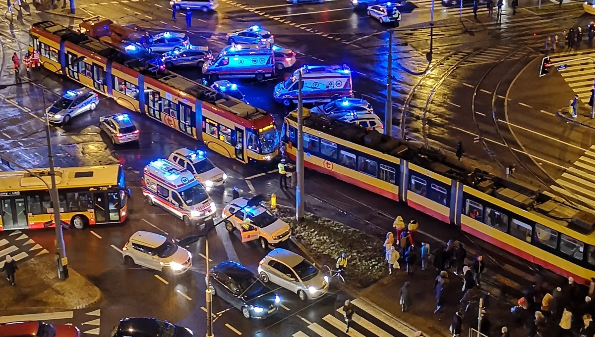 ​Co najmniej 13 osób zostało rannych w zderzeniu dwóch tramwajów na warszawskiej Woli. Składy zderzyły się na skrzyżowaniu alei Solidarności i ulicy Okopowej.