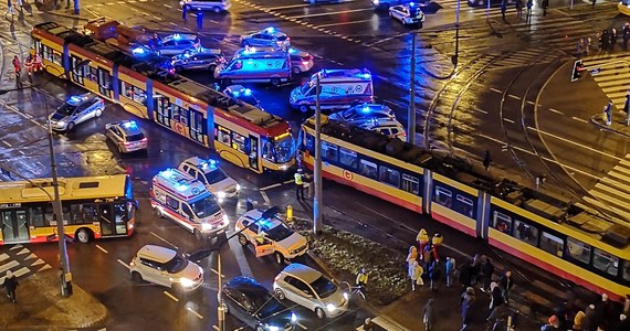 ​Co najmniej 13 osób zostało rannych w zderzeniu dwóch tramwajów na warszawskiej Woli. Składy zderzyły się na skrzyżowaniu alei Solidarności i ulicy Okopowej.