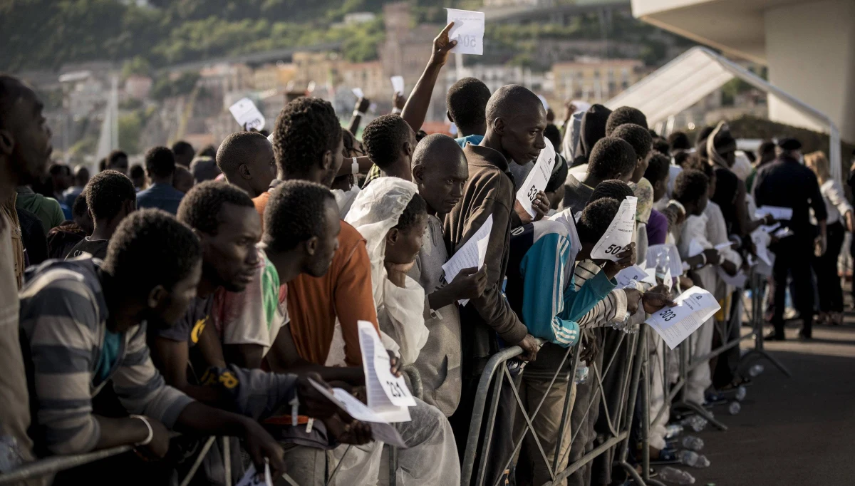 23 370 migrantów przypłynęło w zeszłym roku do Włoch - podało Ministerstwo Spraw Wewnętrznych w raporcie ogłoszonym w środę. W 2017 roku liczba przybyszów była pięć razy wyższa. 