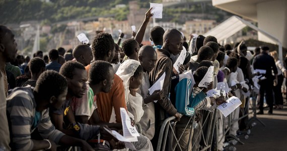 23 370 migrantów przypłynęło w zeszłym roku do Włoch - podało Ministerstwo Spraw Wewnętrznych w raporcie ogłoszonym w środę. W 2017 roku liczba przybyszów była pięć razy wyższa. 