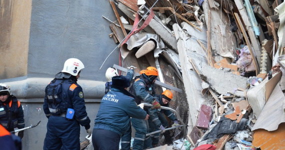 Ciała 31 osób wydobyli spod gruzów ratownicy na miejscu wybuchu i zawalenia się klatki schodowej bloku w Magnitogorsku w obwodzie czelabińskim w Rosji. Wśród ofiar są dzieci. 10 osób jest wciąż zaginionych.