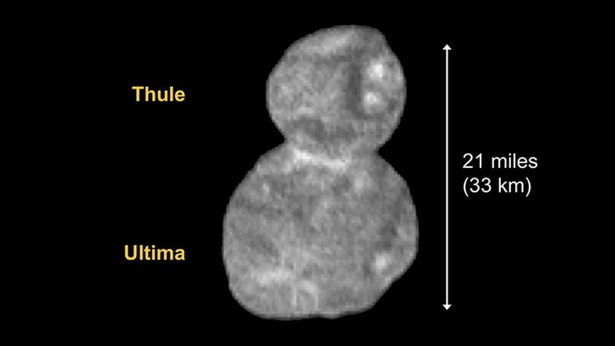 NASA odkrywa przed nami tajemnice kolejnego ciała niebieskiego Układu Słonecznego. Dzień po historycznym przelocie sondy New Horizons obok planetoidy Ultima Thule, agencja opublikowała pierwsze dokładniejsze zdjęcie tajemniczego do tej pory obiektu, najdalszego jaki udało się kiedykolwiek próbnikowi z Ziemi odwiedzić. Badania kosmicznej skały, krążącej w obszarze tak zwanego Pasa Kuipera, około 6,5 miliarda kilometrów od Słońca, pomogą lepiej zrozumieć początki Układu Słonecznego. To z takich "okruchów" powstawały kiedyś planety i księżyce. Pierwsze zdjęcie pokazuje, że Ultima Thule składa się z dwóch połączonych ze sobą części i przypomina... bałwanka. Tyle, że ten bałwanek jest czerwonawy.