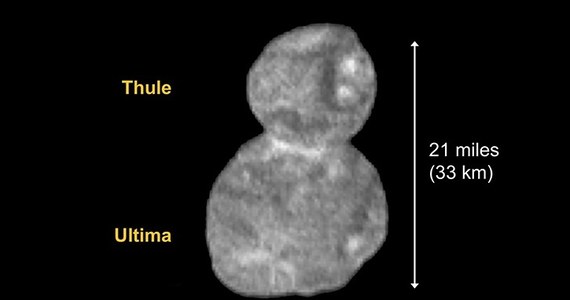 NASA odkrywa przed nami tajemnice kolejnego ciała niebieskiego Układu Słonecznego. Dzień po historycznym przelocie sondy New Horizons obok planetoidy Ultima Thule, agencja opublikowała pierwsze dokładniejsze zdjęcie tajemniczego do tej pory obiektu, najdalszego jaki udało się kiedykolwiek próbnikowi z Ziemi odwiedzić. Badania kosmicznej skały, krążącej w obszarze tak zwanego Pasa Kuipera, około 6,5 miliarda kilometrów od Słońca, pomogą lepiej zrozumieć początki Układu Słonecznego. To z takich "okruchów" powstawały kiedyś planety i księżyce. Pierwsze zdjęcie pokazuje, że Ultima Thule składa się z dwóch połączonych ze sobą części i przypomina... bałwanka. Tyle, że ten bałwanek jest czerwonawy.