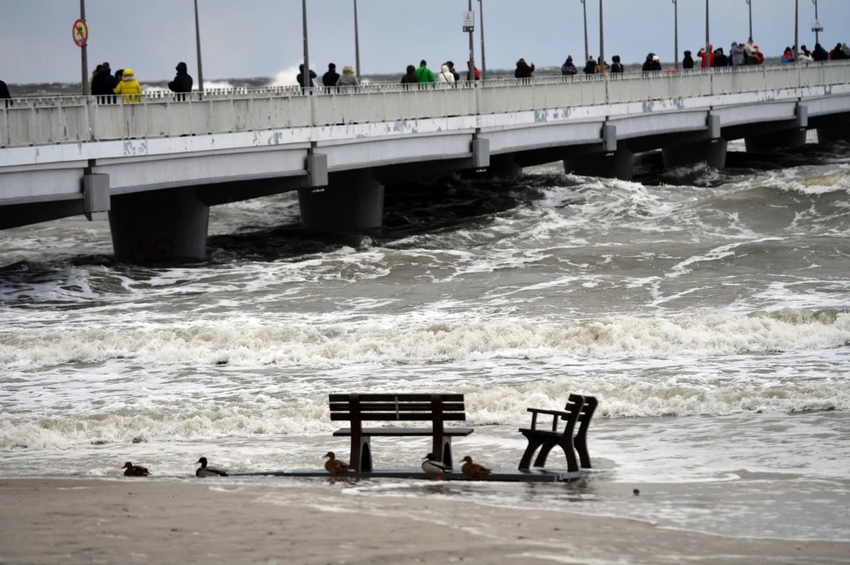 Prawie tysiąc razy interweniowali strażacy w związku z opadami śniegu i porywistym wiatrem. Najwięcej pracy mieli w Pomorskiem, w woj. warmińsko-mazurskim, i w Zachodniopomorskiem. Po wczorajszej wichurze i cofce na północy kraju, sytuacja na wybrzeżu wraca do normy - informują lokalne służby. Zachodniopomorskie Centrum Zarządzania Kryzysowego odwołało w nocy ostrzeżenie przed silnym wiatrem. Bałtyk przekracza tam stany ostrzegawcze w Kołobrzegu i Świnoujściu. 