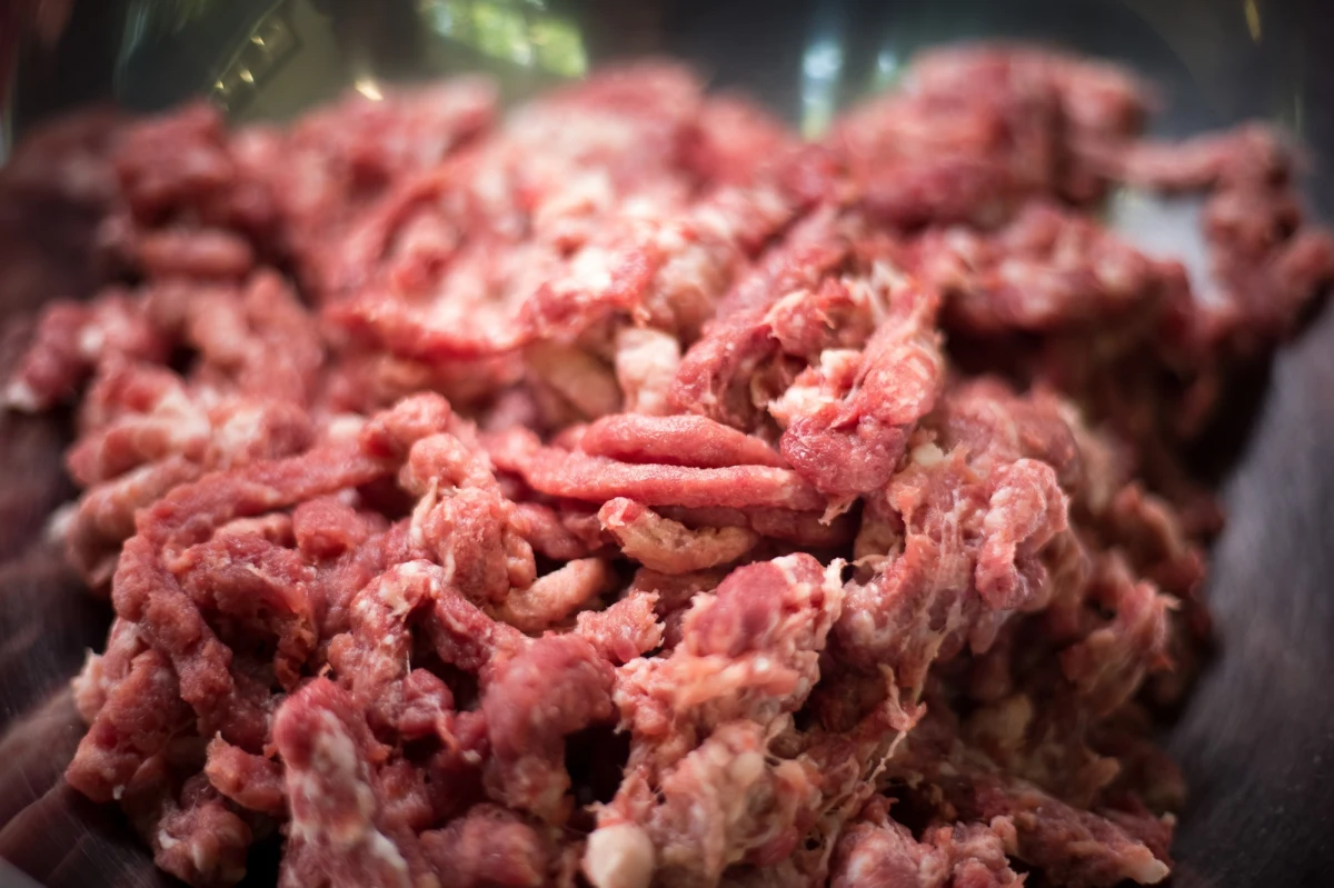 Są w serku, batoniku, kiełbasie: konserwanty, emulgatory, sztuczne barwniki. Przeciętny Polak zjada ich rocznie 2 kg. U części dzieci spożycie niektórych dodatków do żywności przekracza limit nawet o 500 proc. - alarmuje NIK w najnowszym raporcie na który powołuje się Gazeta Wyborcza. 