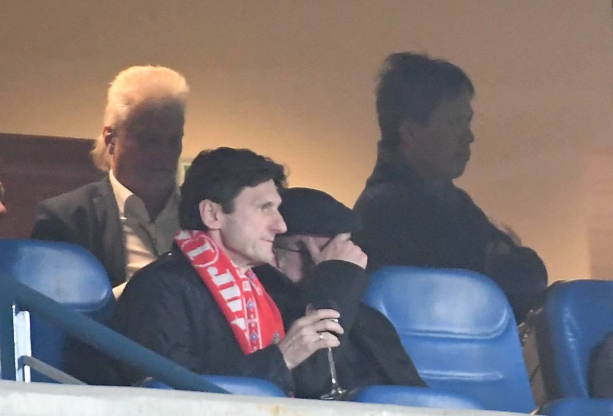 Nawet dziś Wisła Kraków może stracić licencję na grę w ekstraklasie - dowiedział się reporter RMF FM. W południe zebrała się Komisja Licencyjna, która może zająć się wnioskiem Dyrektora Departamentu Rozgrywek Krajowych. Łukasz Wachowski skierował wniosek o wszczęcie postępowania i sprawdzenie, czy klub z Reymonta spełnia wymogi licencyjne. Tymczasem Adam Piotrowski twierdzi, że jeden z inwestorów, Mats Hartling nie zgadza się z unieważnieniem przez Wisłę Kraków umowy z nim i Vanną Ly.