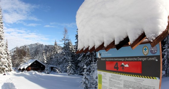 Sytuacja w Tatrach jest tak poważna, że ratownicy TOPR rozważają ewakuowanie śmigłowcem swoich kolegów dyżurujących w schroniskach nad Morskim Okiem i w Dolinie Pięciu Stawów Polskich - dowiedział się reporter RMF FM Maciej Pałahicki. W czwartek w górach ogłoszono czwarty stopień zagrożenia lawinowego. Zdarza się to raz na kilka lat. Piąty stopień oznacza już prawdziwy kataklizm, podczas którego zagrożone lawinami są całe miejscowości, drogi dojazdowe i linie kolejowe. "Takie sytuacje możliwe są w Alpach, ale nie u nas" - tłumaczy ratownik dyżurny TOPR  Andrzej Maciata. 