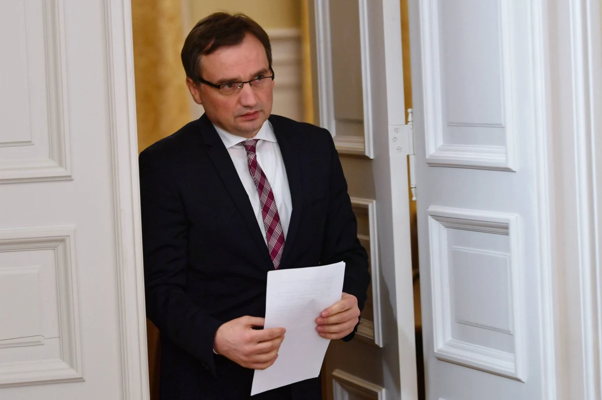 Sędziowie Sądu Najwyższego, którzy wrócili do pracy w związku z postanowieniem unijnego Trybunału Sprawiedliwości nie mają jak zwrócić odpraw, które im wypłacono w związku z odesłaniem w stan spoczynku. Do zwrotu świadczeń zobowiązuje ich znowelizowana ustawa o Sądzie Najwyższym, jest on jednak na razie niemożliwy przez… opieszałość ministra sprawiedliwości.