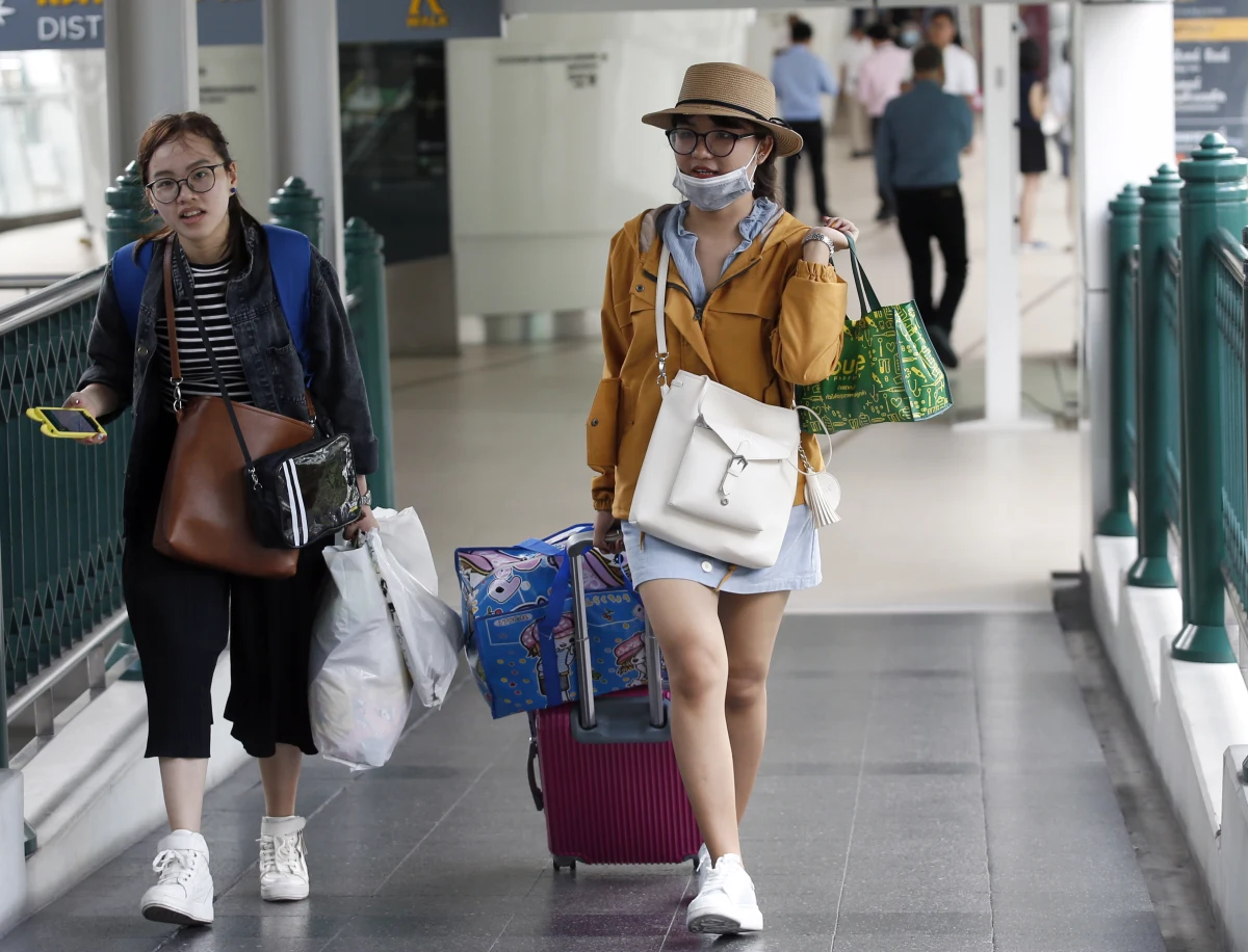 Dziesiątki tysięcy przebywających w Tajlandii turystów opuściło w ostatnich dniach wyspy leżące w Zatoce Tajlandzkiej w związku z nadchodzącą burzą tropikalną Pabuk. Anulowano niektóre loty na wyspy; zawieszono kursy promów.