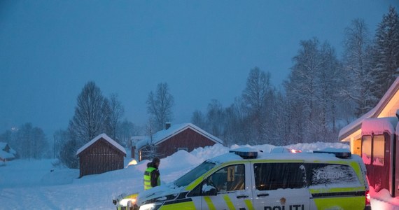 Załamanie pogody oraz wysokie ryzyko zejścia lawin nie pozwalają na kontynuowanie poszukiwania czworga turystów ze Szwecji i Finlandii, który zaginęli w norweskich górach. Koordynująca akcją policja poinformowała, że młodych ludzi prawdopodobnie porwała lawina. 