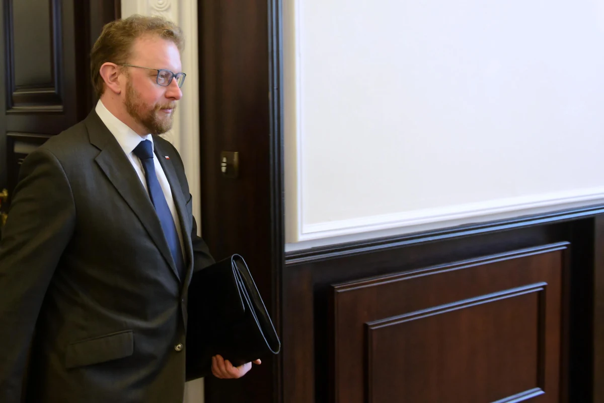 Będzie wniosek o wotum nieufności wobec ministra zdrowia Łukasza Szumowskiego. Taka zapowiedź padła po posiedzeniu sejmowej komisji zdrowia, która zajmowała się informacjami o możliwych nieprawidłowościach przy refundacji leków. Sam szef resortu zdrowia nie wziął udziału w obradach. Wysłał na nie swoich zastępców.