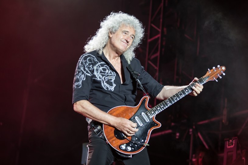 Poniżej możecie zobaczyć teledysk "New Horizons" Briana Maya. Słynny gitarzysta grupy Queen skomponował nowy utwór na prośbę NASA, by uczcić 13. rocznicę wystrzelenia sondy kosmicznej New Horizons, która podróżuje po krawędzi Układu Słonecznego.