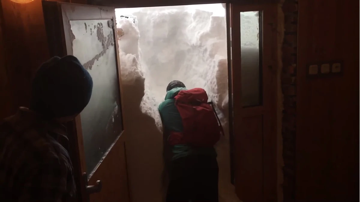 Prawie dwa metry śniegu przed drzwiami, a ty potrzebujesz się wydostać? Jak trudne to zadanie pokazali pracownicy obserwatorium na Kasprowym Wierchu. Jeden z nich zademonstrował, jak bardzo trzeba się postarać, żeby wydostać się na zewnątrz. W Tatrach nadal obowiązuje czwarty stopień zagrożenia lawinowego.