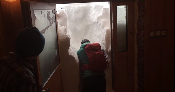 Prawie dwa metry śniegu przed drzwiami, a ty potrzebujesz się wydostać? Jak trudne to zadanie pokazali pracownicy obserwatorium na Kasprowym Wierchu. Jeden z nich zademonstrował, jak bardzo trzeba się postarać, żeby wydostać się na zewnątrz. W Tatrach nadal obowiązuje czwarty stopień zagrożenia lawinowego.