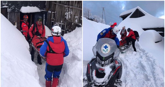 Śnieg zasypał też Beskidy. GOPR-owcy ratują nie tylko turystów i narciarzy. Ruszyli także z pomocą starszej kobiecie, do której nie mogło dojechać pogotowie.