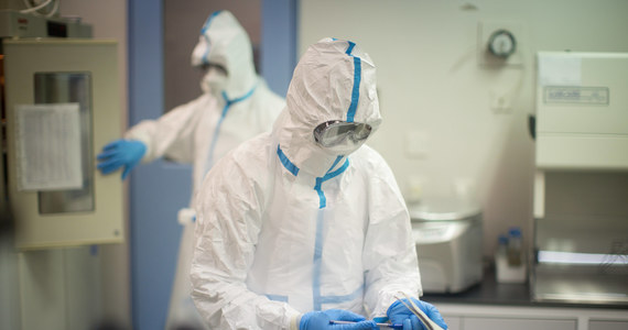Na izbę przyjęć szpitala w Enköping w Szwecji zgłosił się pacjent, u którego lekarze podejrzewają wirusa eboli. Oddział ratunkowy został zamknięty. Chory trafił do izolatki kliniki akademickiej w Uppsali.