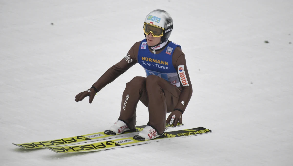 Kamil Stoch zajął piąte miejsce w trzecim konkursie 67. edycji Turnieju Czterech Skoczni w Innsbrucku. Zwyciężył utrzymujący znakomitą formę Japończyk Ryoyu Kobayashi, dla którego to trzeci z rzędu triumf w zawodach tej imprezy. Dawid Kubacki był osiemnasty.