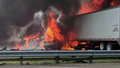 ​Na autostradzie zderzyły się ciężarówki. Auta stanęły w ogniu