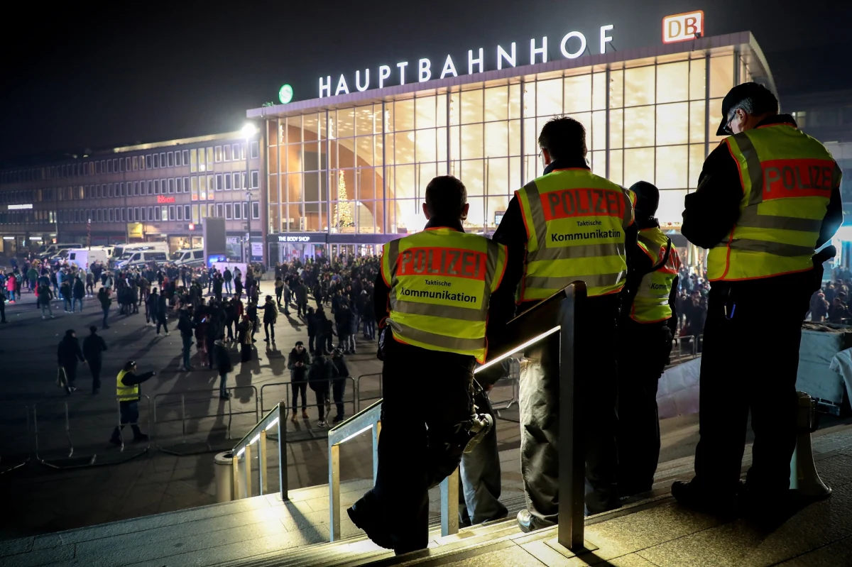 Jedna osoba została zatrzymana po strzelaninie w pobliżu dworca kolejowego w niemieckiej Kolonii. Prawdopodobnie sprawca nie działał sam. Istnieje podejrzenie, że w jednym z pobliskich budynków ukrywa się jeszcze jedna uzbrojona w broń osoba. 