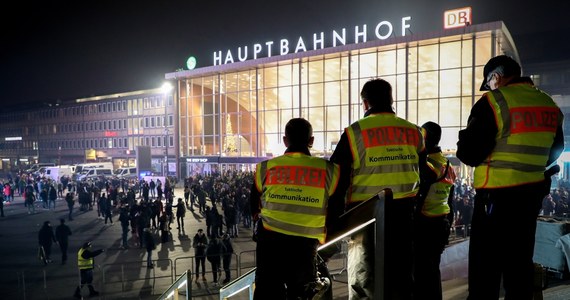 Jedna osoba została zatrzymana po strzelaninie w pobliżu dworca kolejowego w niemieckiej Kolonii. Prawdopodobnie sprawca nie działał sam. Istnieje podejrzenie, że w jednym z pobliskich budynków ukrywa się jeszcze jedna uzbrojona w broń osoba. 