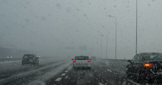 Trudne warunki na drogach niemal w całym kraju. Jazdę utrudniają opady śniegu i błoto pośniegowe.