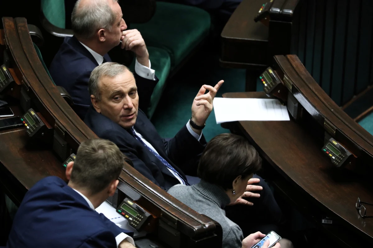 To pytanie jest w pełni zasadne, ponieważ totalna opozycja popadła ostatnio w poważne tarapaty, a coraz większe różnice między jej poszczególnymi ugrupowaniami podważają wiarę w wypracowanie przez nie jednolitego stanowiska w jakiejkolwiek sprawie. Do tego dochodzą niesnaski personalne, a te zawsze odgrywały w polskiej polityce ogromną rolę. 