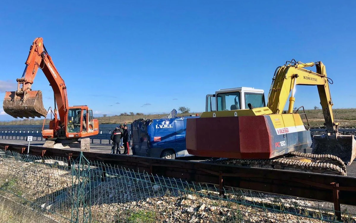 Włoska policja poluje na złodziei, którzy ukradli 2,3 miliona euro. Pieniądze miały być przeznaczone na wypłatę emerytur w pobliskim mieście Matera. Bandyci zorganizowali zasadzkę na furgonetkę, która przewoziła pieniądze. Do kradzieży wykorzystano broń automatyczną, ciężarówki oraz dwie koparki. 