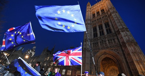 Większość szeregowych członków Partii Konserwatywnej woli, aby Wielka Brytania wystąpiła z Unii Europejskiej bez umowy niż na warunkach wynegocjowanych przez premier Theresę May - wynika z sondażu. 