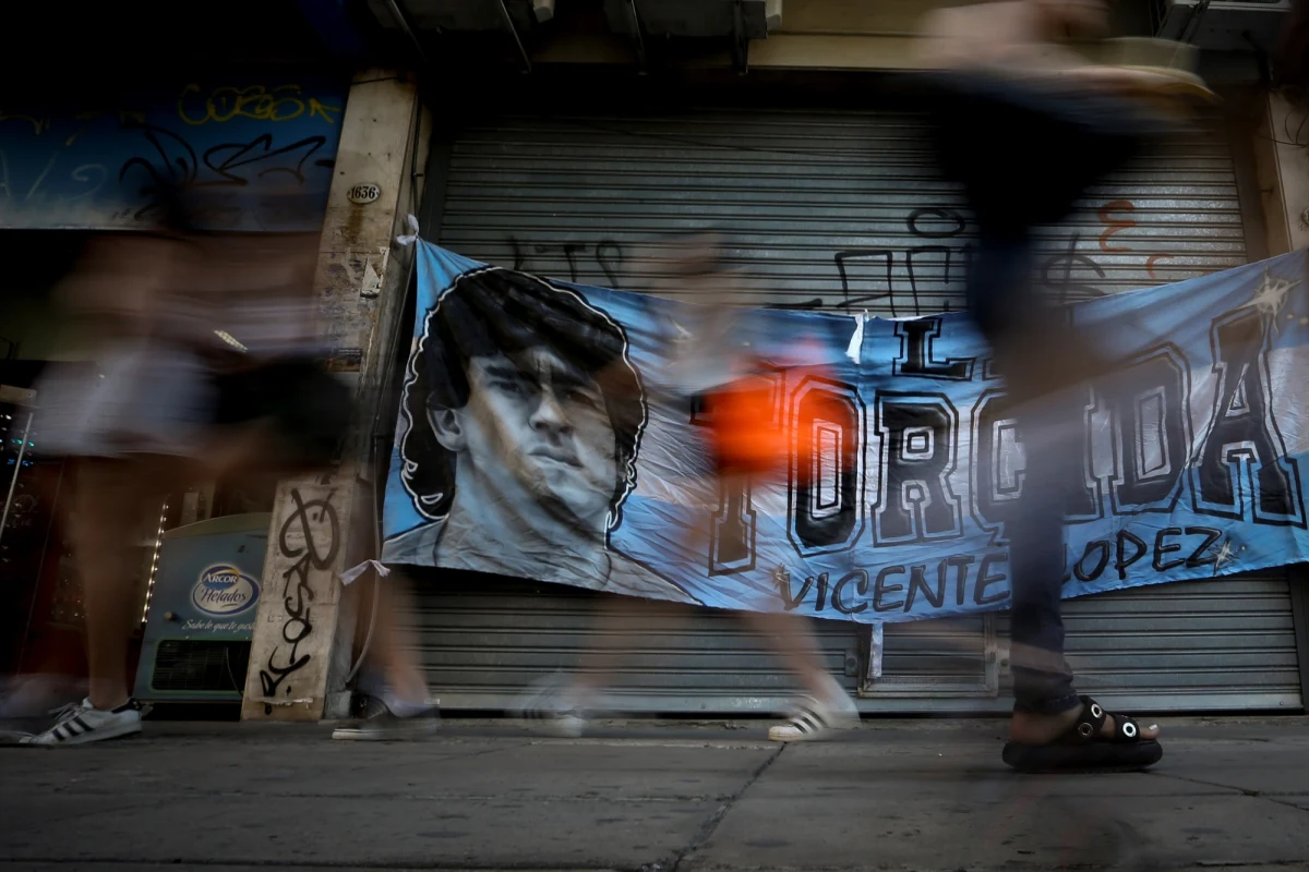 Argentyńska legenda piłki nożnej, Diego Maradona trafił w piątek do szpitala w Olivos na przedmieściach Buenors Aires w związku z krwotokiem żołądkowo-jelitowym, jaki wykryto u niego podczas rutynowych badań lekarskich. Po kilku godzinach opuścił szpital.