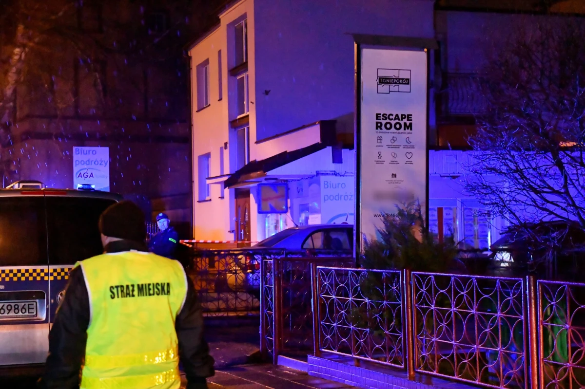 "Nie mam takich informacji" - tak rzecznik zachodniopomorskich strażaków mł. kpt. Tomasz Kubiak skomentował w rozmowie z reporterem RMF FM Kubą Kaługą pojawiające się doniesienia o tym, że ofiary tragicznego pożaru w escape roomie w Koszalinie były skute kajdankami. Ogień pojawił się w trzykondygnacyjnym budynku przy ul. Piłsudskiego w piątkowe popołudnie i objął pokój zagadek, w którym przebywała akurat grupa pięciu nastolatek. Wszystkie zginęły. Strażacy, którzy zakończyli już działania na miejscu tragedii, nie potwierdzają żadnego scenariusza - jak mówią: nie chcą spekulować.