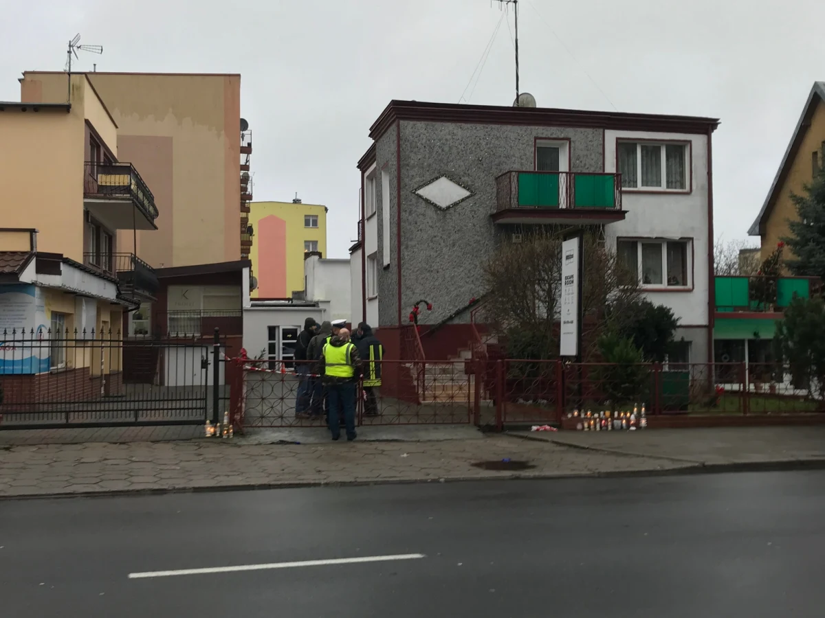 "Z naszych wstępnych ustaleń (wynika, że) w obiekcie (…) było wiele niedociągnięć. Urządzenia grzewcze prawdopodobnie były zbyt blisko materiałów palnych. (…) Instalacje elektryczne prowadzone były w sposób prowizoryczny. (…) Do tragedii doszło przede wszystkim na skutek braku zapewnienia właściwej ewakuacji (…) Bezpieczeństwo nie było zapewnione" - takie informacje nt. tragicznego pożaru w koszalińskim escape roomie przekazał w trakcie konferencji prasowej Komendant Główny PSP gen. Leszek Suski. W piątkowe popołudnie zginęło tam pięć nastolatek. "Śmierć nastąpiła prawdopodobnie na skutek działania substancji toksycznych: produktów spalania materiałów, które się tam w środku znajdowały" - podał gen. Suski. Rzecznik zachodniopomorskich strażaków kpt. Tomasz Kubiak podał natomiast, że w escape roomie "nie było wybuchu butli gazowej".