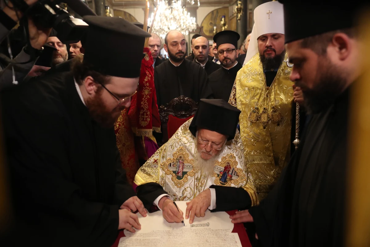 Ekumeniczny Patriarcha Konstantynopola Bartłomiej I podpisał w sobotę tomos o autokefalii Cerkwi Prawosławnej Ukrainy. W ceremonii w katedrze św. Jerzego w stambulskiej dzielnicy Fanar uczestniczył zwierzchnik ukraińskiej Cerkwi, metropolita Kijowa i całej Ukrainy Epifaniusz.