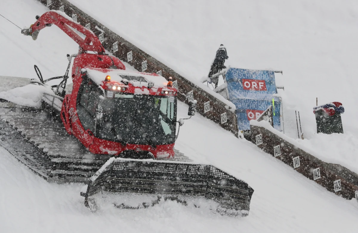 Z powodu intensywnych opadów śniegu organizatorzy zdecydowali o przełożeniu na niedzielę kwalifikacji do konkursu w austriackim Bischofshofen, który wieńczy 67. Turniej Czterech Skoczni.