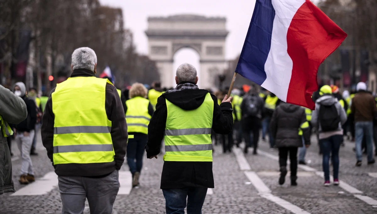 Do pierwszych starć z siłami bezpieczeństwa doszło wczesnym popołudniem w Paryżu w trakcie manifestacji ruchu "żółtych kamizelek". To ósma z rzędu sobota, podczas których ruch protestuje przeciwko rosnącym kosztom utrzymania we Francji.