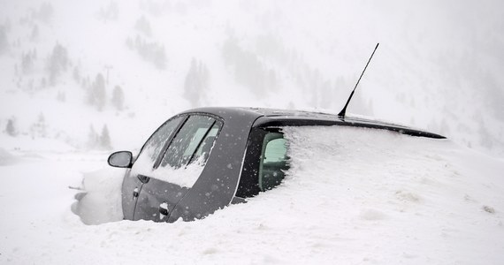 Ze względu na intensywne opady śniegu i możliwość zejścia lawin w niektórych regionach Niemiec i Austrii w sobotę zamknięto część dróg i linii kolejowych. Setki lotów jest opóźnionych, a niektóre rejsy odwołano.