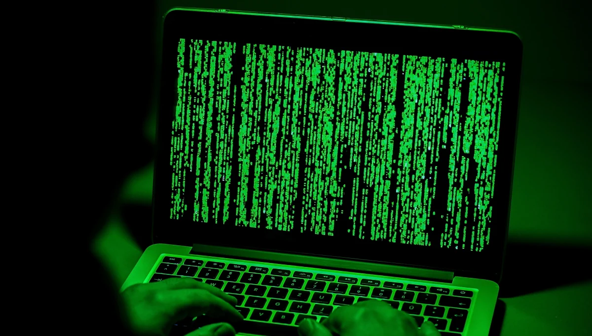 Niemieckie służby, odnosząc się do wycieku do sieci danych i dokumentów niemieckich polityków, podkreśliły w sobotę, że nie było możliwe powiązanie zgłaszanych wcześniej indywidualnych przypadków podejrzanej aktywności z planowanym większym atakiem hakerskim.