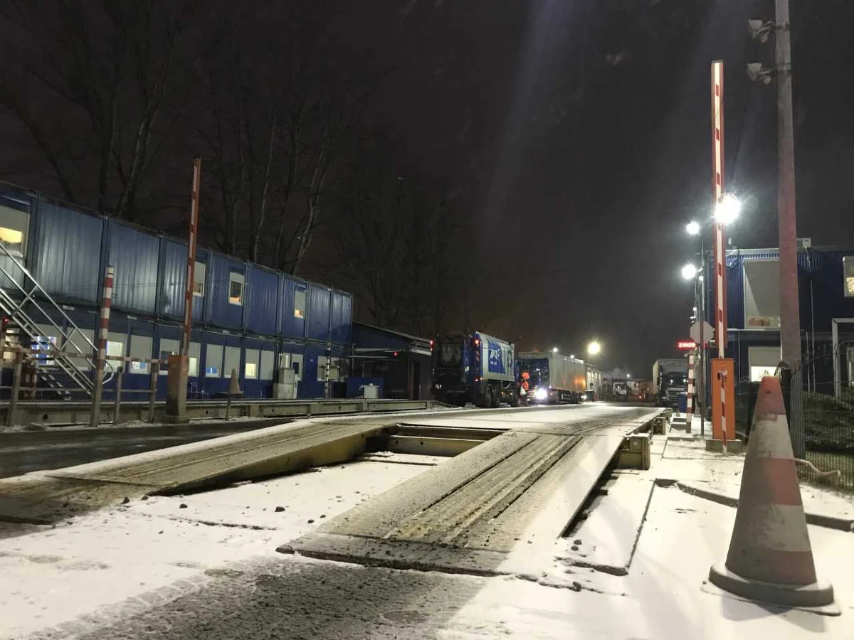 "Nas zima nie ma prawa zaskoczyć" - takie zdanie powtarzają pracownicy warszawskiej bazy pługosolarek. Jej dostępne tylko dla wybranych pomieszczenia i pojazdy to dziś Twoje Niesamowite Miejsce w Faktach RMF FM. Nasz reporter Michał Dobrołowicz i gospodarz bazy Karol Wójcik, rzecznik prasowy firmy "Byś", która na zlecenie stołecznego Zarządu Oczyszczania Miasta odśnieża warszawskie ulice, sprawdzają między innymi, ile ton piasku można zabrać na pokład pługosolarki i jakie warunki musi spełniać prowadzący taki pojazd!