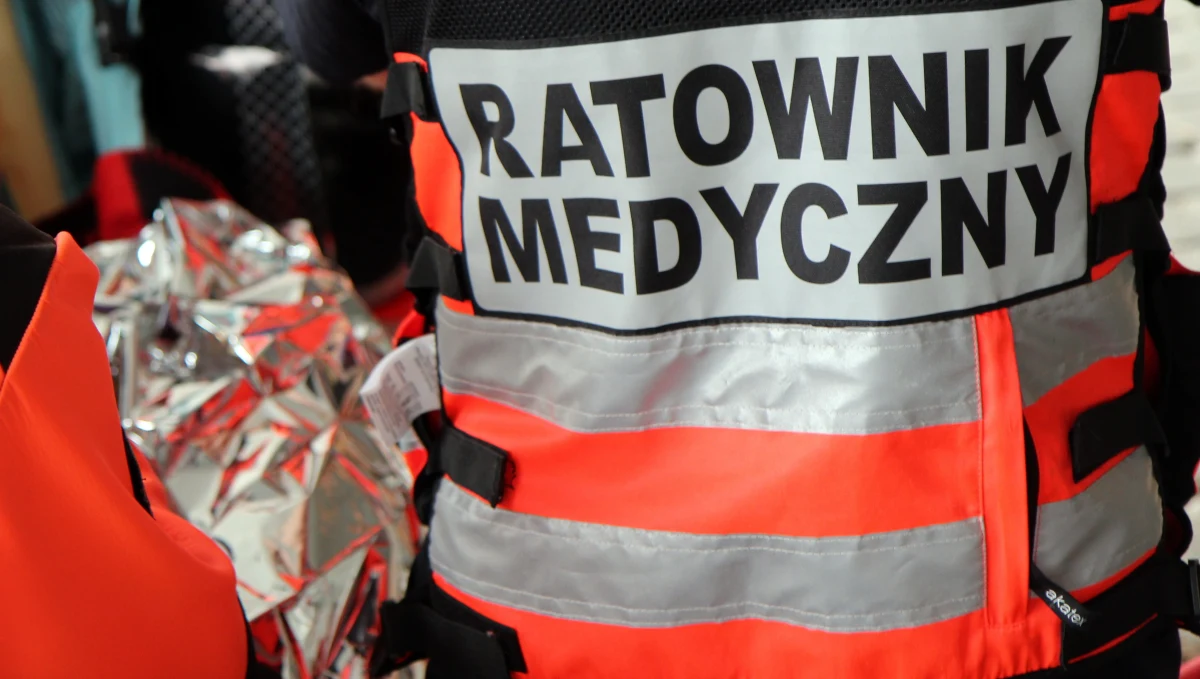 Pogarsza się tragiczny bilans nocnego wypadku na krajowej "19" w Domostawie na Podkarpaciu. Zmarła pasażerka samochodu osobowego, który zderzył się z tirem. W wypadku zginął także mąż kobiety. Dwoje dzieci - w wieku 2 i 11 lat - trafiło do szpitala. Im nic poważnego się nie stało.