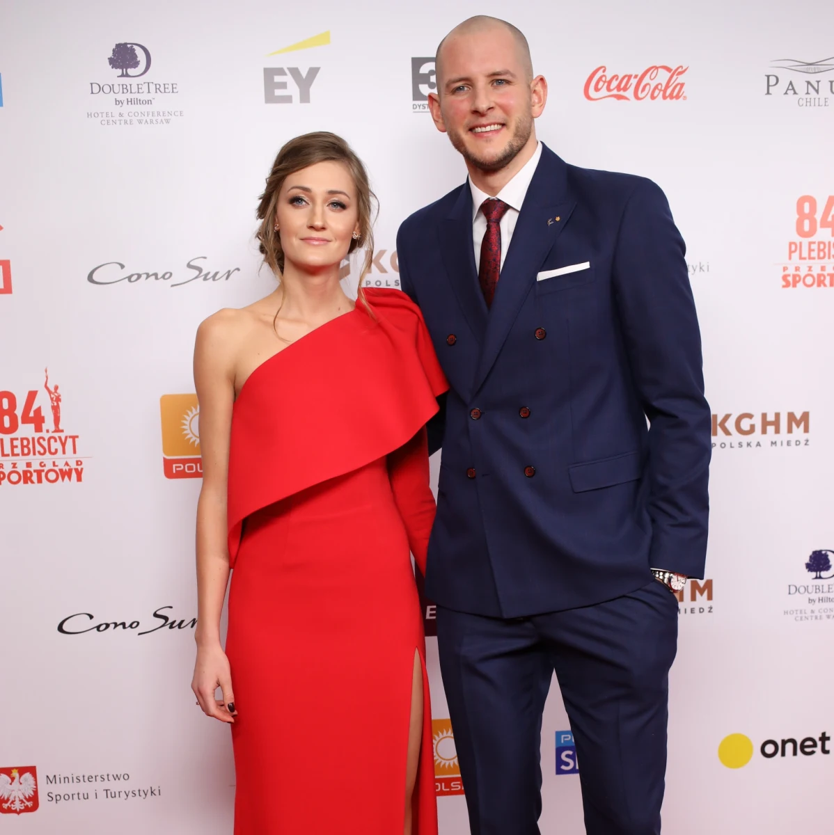 Mistrz świata i najbardziej wartościowy zawodnik siatkarskiego czempionatu Bartosz Kurek wybrany został w 84. plebiscycie "Przeglądu Sportowego" Najlepszym Sportowcem Roku 2018! W zestawieniu Kurek - pierwszy w historii siatkarz, który triumfował w plebiscycie - wyprzedził Kamila Stocha i kolegę ze "złotej" siatkarskiej ekipy Michała Kubiaka. "Byłbym naiwniakiem i głupcem, gdybym myślał, że to nagroda tylko i wyłącznie dla mnie. Panowie, złota drużyno, to dla was! Dziękuję wam za to, co robicie na boisku. Kamil, jesteś bogiem, a ja tutaj tylko na chwilkę wskoczyłem" - mówił Kurek odbierając wyróżnienie.