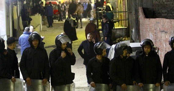 Oficer egipskiej policji zginął w sobotę na skutek wybuchu bomby, którą siły bezpieczeństwa znalazły i próbowały rozbroić w pobliżu koptyjskiego kościoła we wschodniej części Kairu - poinformowały egipskie źródła bezpieczeństwa.