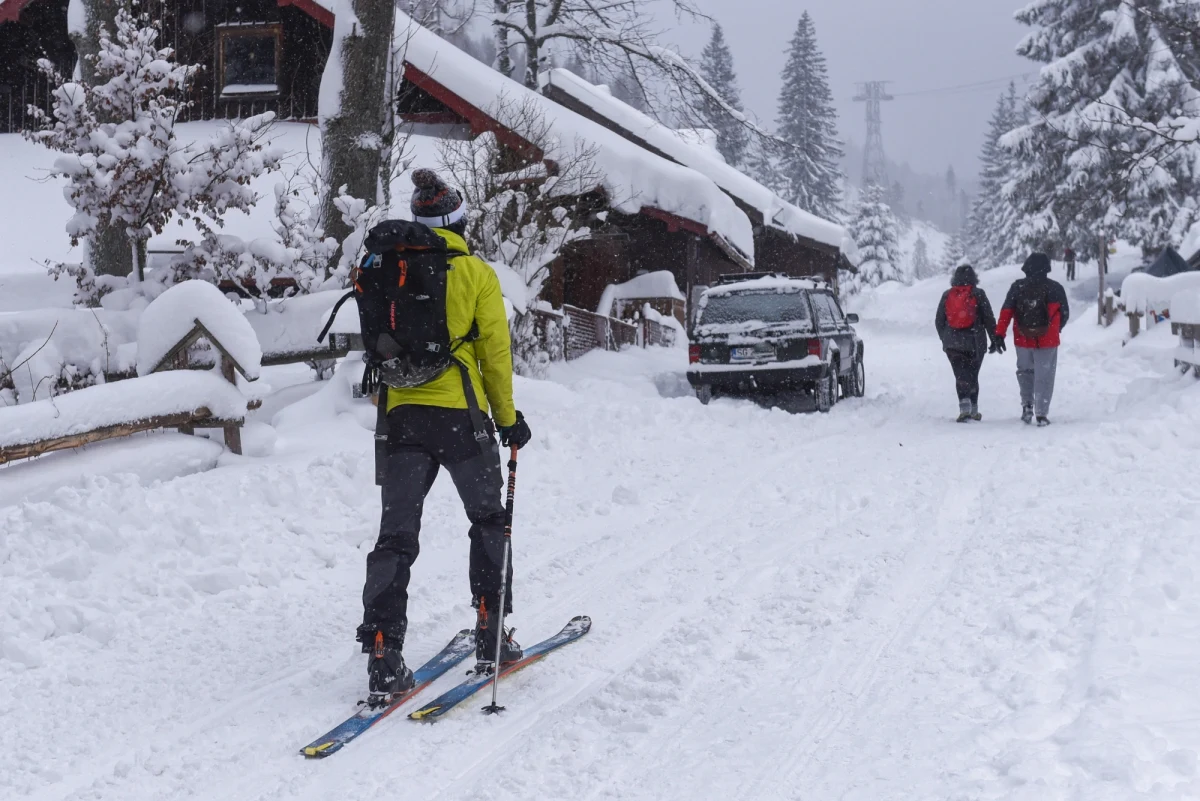 Już ponad dwa metry ma pokrywa śniegu na Kasprowym Wierchu - choć miejscami na szczytach utworzyły się nawet kilkumetrowe zaspy. A białego puchu wciąż przybywa. W Tatrach panuje zamieć i wciąż obowiązuje czwarty, wysoki, stopień zagrożenia lawinowego. Trzeci stopień obowiązuje w Karkonoszach, podobnie jak w Bieszczadach powyżej górnej granicy lasu. Zawieje i zamiecie śnieżne sprawiają, że na Połoninie Wetlińskiej widoczność wynosi od kilku do 30 metrów.