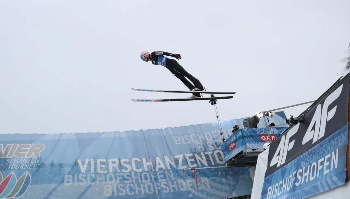 Dawid Kubacki zajmuje drugie miejsce po pierwszej serii ostatniego konkursu Turnieju Czterech Skoczni w Bischofshofen. Prowadzi Niemiec Markus Eisenbichler, a trzecie miejsce zajmuje Austriak Stefan Kraft.