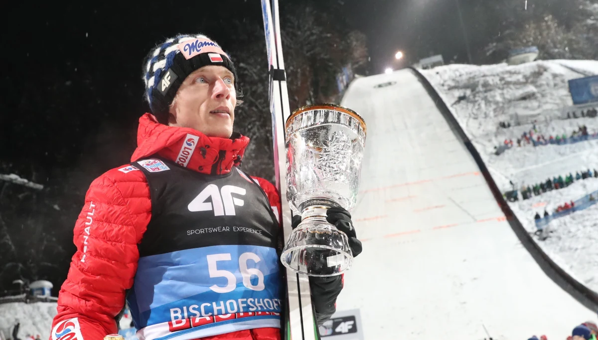 Adam Małysz nie ukrywał niedosytu po ostatnim konkursie Turnieju Czterech Skoczni w Bischofshofen. "Nie mogłem uwierzyć, że Dawid Kubacki stracił trzecią lokatę" - napisał na Facebooku. Kubacki, drugi w niedzielnych zawodach, zajął w całej imprezie czwarte miejsce.